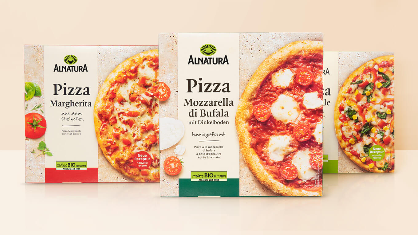 Drei Bio-Tiefkühlpizzas der Marke Alnatura